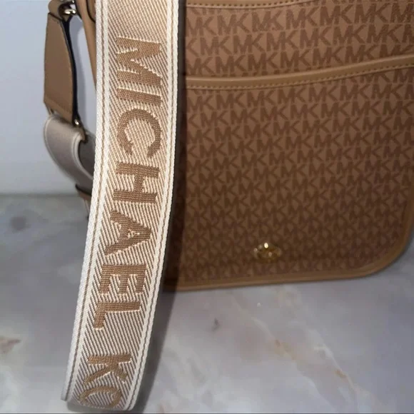 NWT Woman's Handbags / Michael Kors/ Luisa/ Large/North South/ Messenger/Peanut - Picture 7 of 13